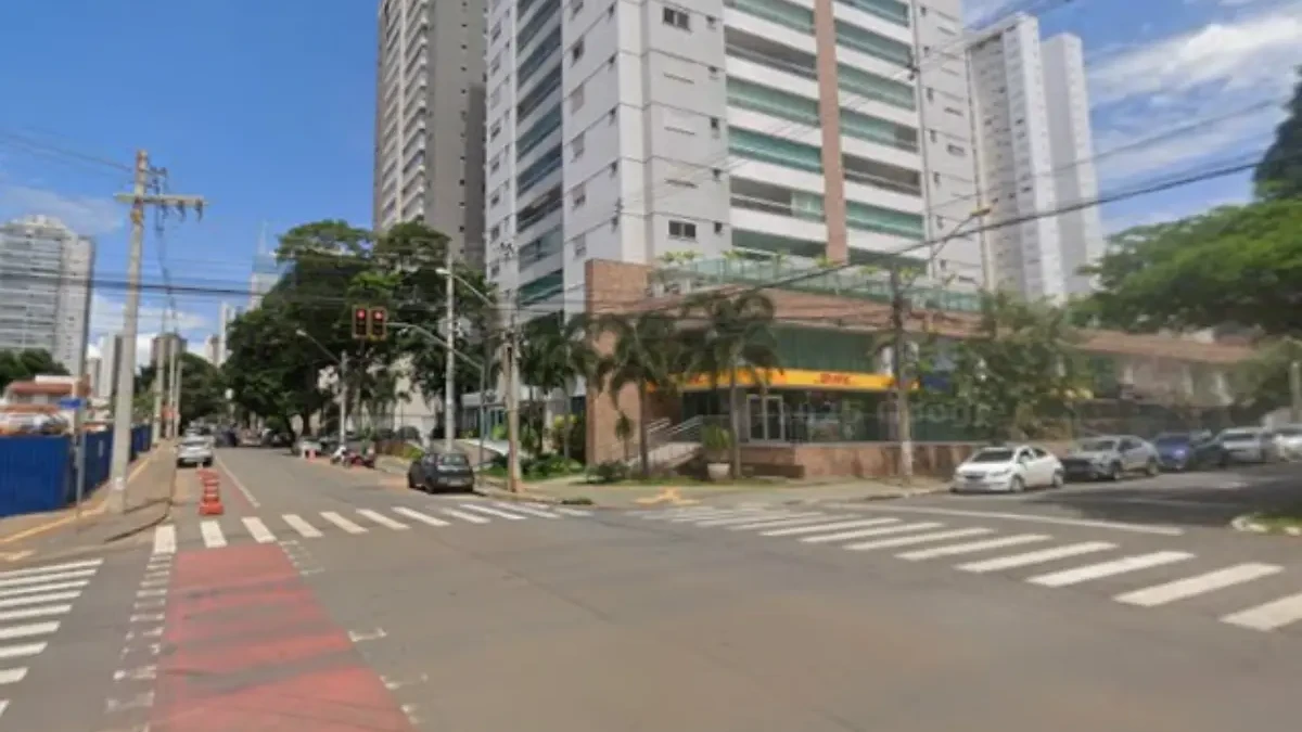 Cruzamento da T-51 com T-2, no setor Bueno: alertas contra invasão (Foto: Google Maps)