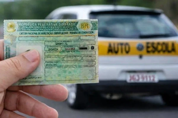 Procura por CNH dispara em Goiás, mas candidatos enfrentam fila para prova teórica novas regras habilitação número de pedidos cresceu 240%