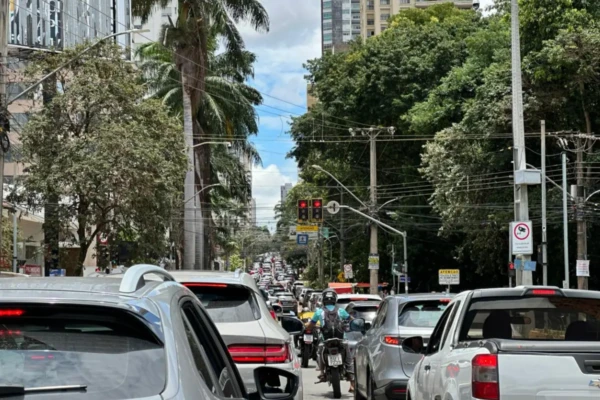 Trânsito congestionado na região do Vaca Brava (Foto: Larissa Feitosa para o Mais Goiás)