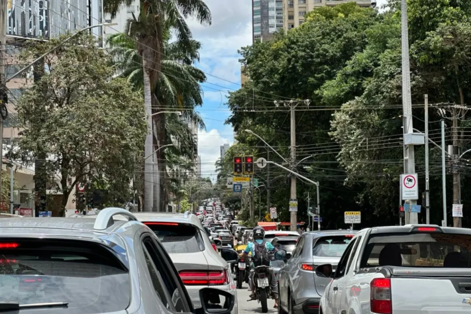 Trânsito congestionado na região do Vaca Brava (Foto: Larissa Feitosa para o Mais Goiás)