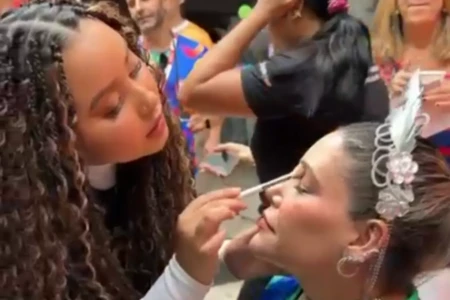 Carnaval dos Amigos tem espaço para massagem e retoque de maquiagem (Foto: Reprodução)