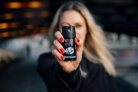 Projeto libera spray de pimenta para mulheres a partir de 16 anos em todo o Brasil defesa pessoal casos de estupro e tentativa de feminicídio