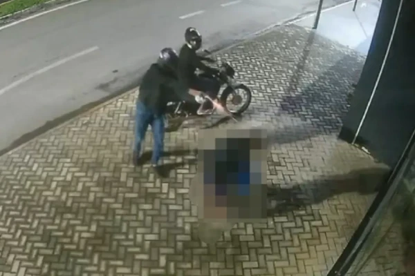 Vídeo Imagens fortes: câmera flagra assassinato de jovem em Caldas Novas Polícia revelou qual é a principal linha de apuração