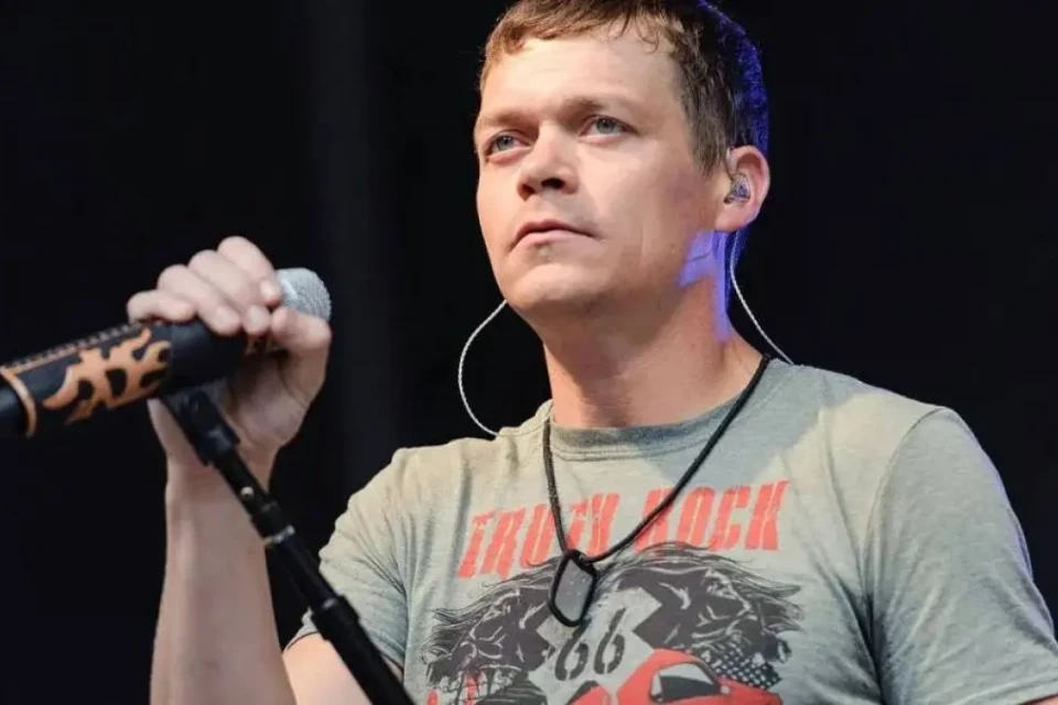 Morre Brad Arnold, vocalista do 3 Doors Down, aos 47 anos