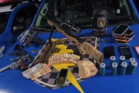 Arsenal de armas e dinheiro em espécie apreendidos com quadrilha - (Foto: reprodução/PM)