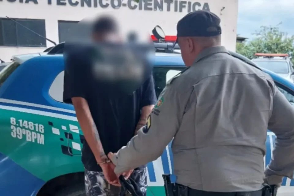 Suspeito sendo conduzido pela PM - (Foto: reprodução/PM)