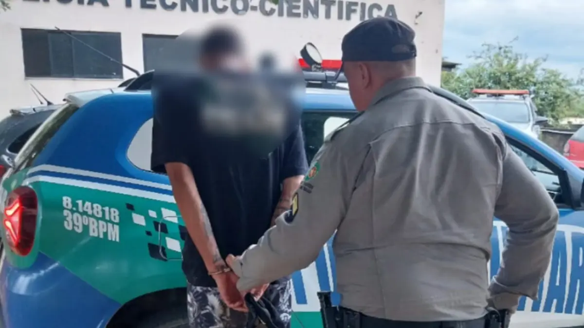 Suspeito sendo conduzido pela PM - (Foto: reprodução/PM)