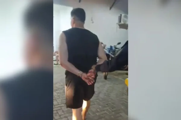 Sinal sonoro entrega ladrão de celular durante o pré-Carnaval de Goiânia: 'Legal demais ser preso'