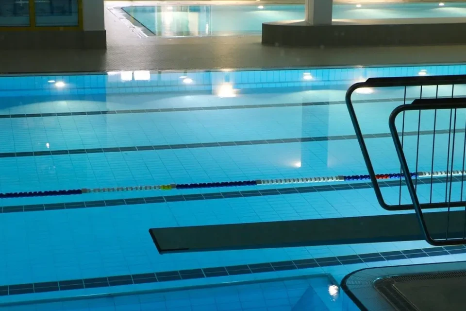 Morte em academia de SP: entenda riscos no uso de produtos para limpeza de piscinas Quantidade maior pode levar à formação de cloro gasoso