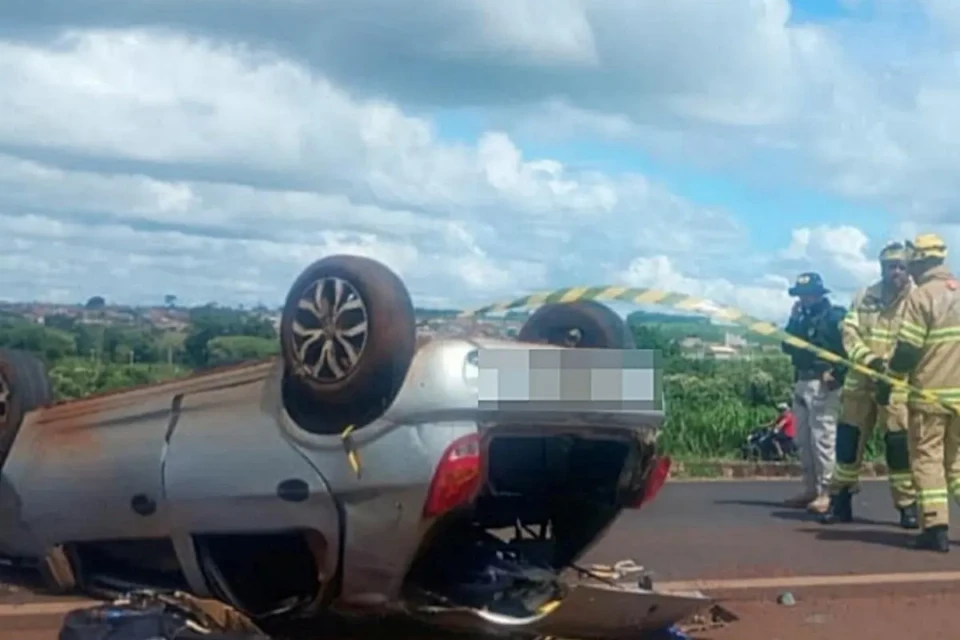 Imagem do veículo capotado