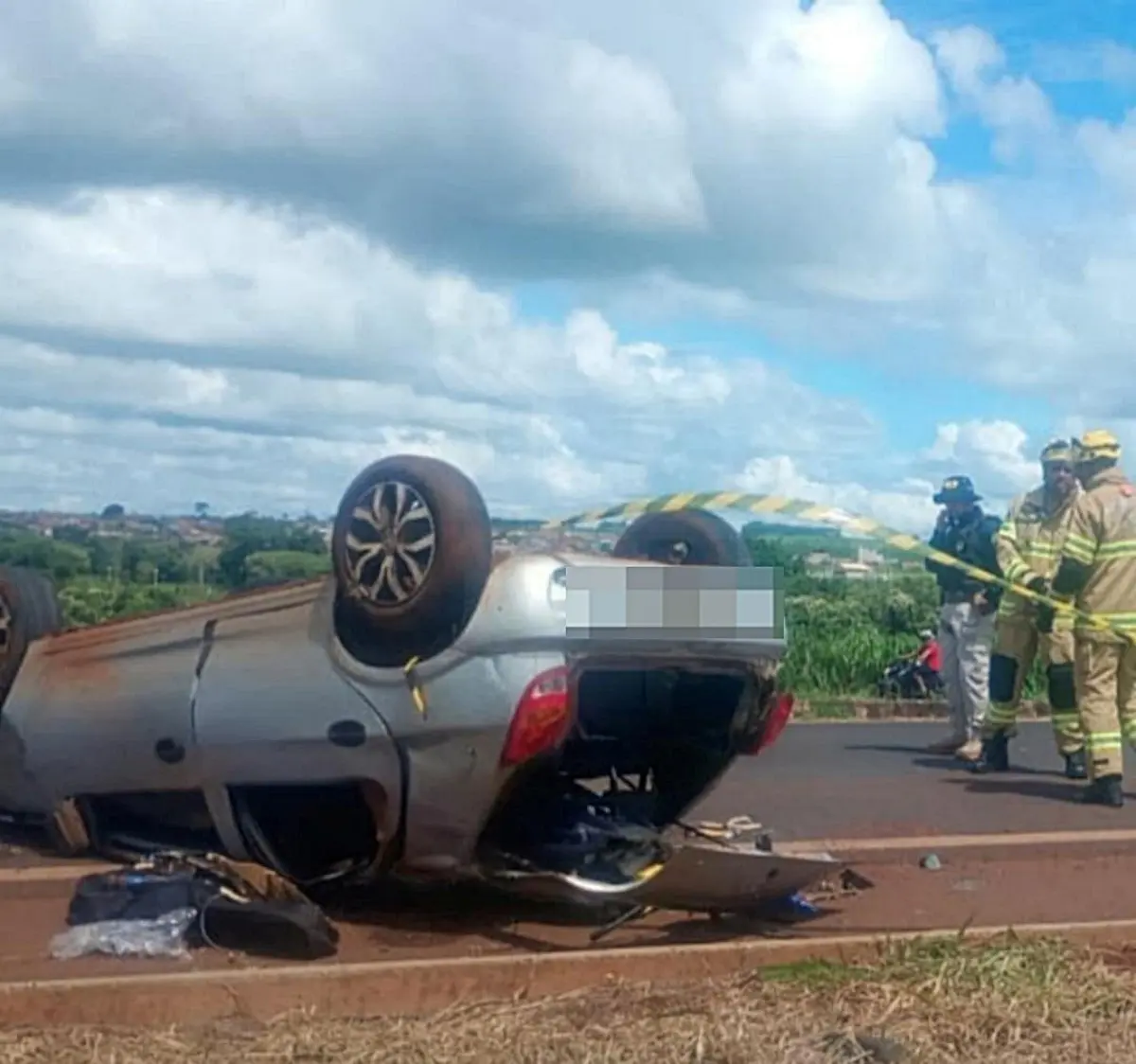 Imagem do veículo capotado