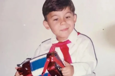 Famoso 12 anos já começou a tocar violão Quem é a criança da foto Sertanejo goiano revela que já gostava de ganhar instrumentos Murilo Huff