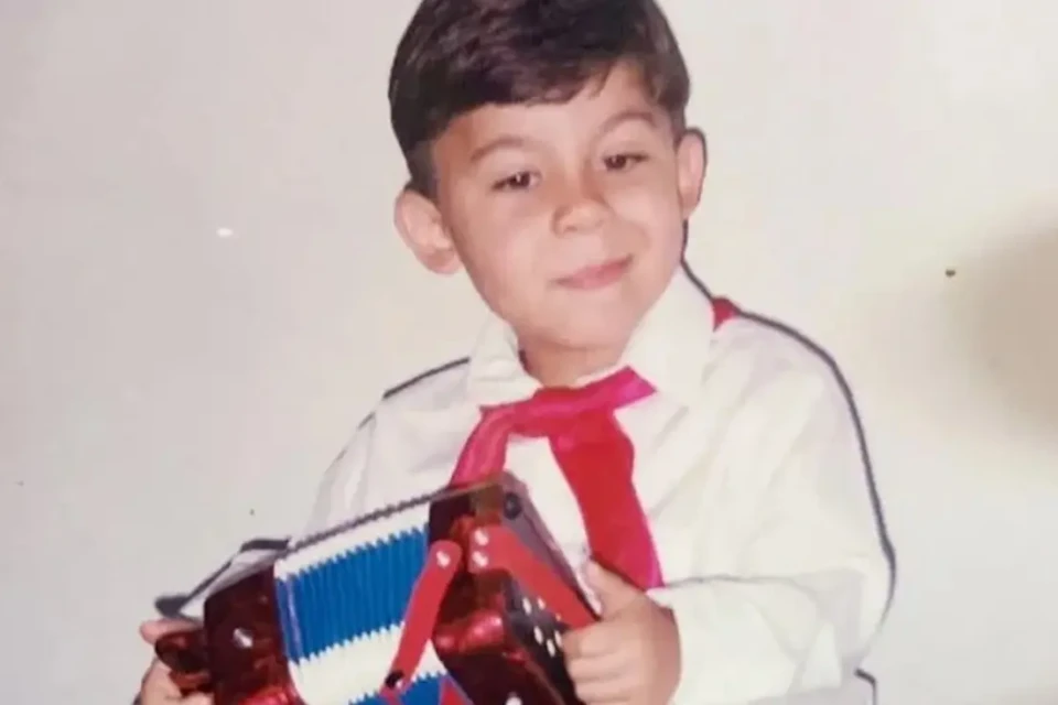 Famoso 12 anos já começou a tocar violão Quem é a criança da foto Sertanejo goiano revela que já gostava de ganhar instrumentos Murilo Huff