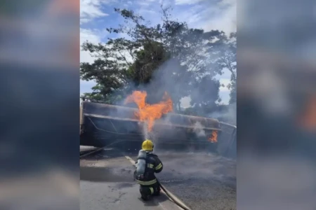 Carreta carregada com combustível tomba na GO-060 e pega fogo