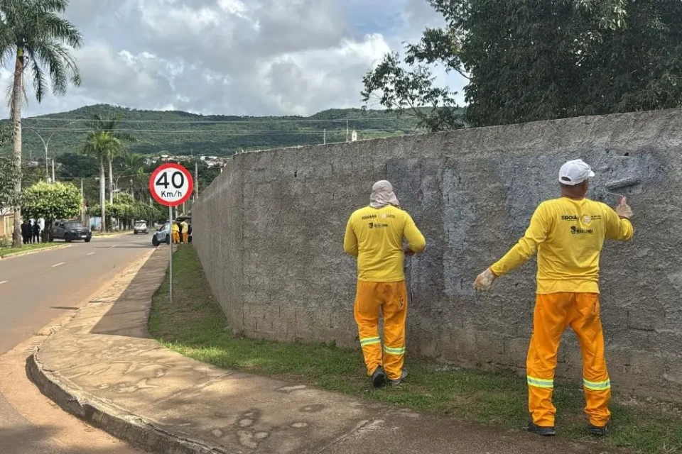 Detentos limpam muros com pichações de facções criminosas em Niquelândia