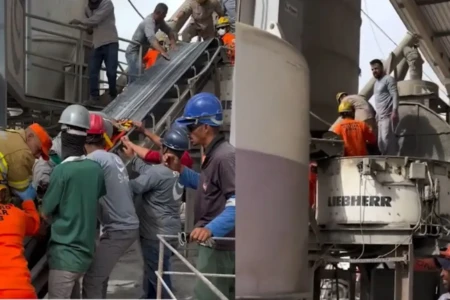 Imagens mostram momento em que trabalhador é retirado da máquina de cimento