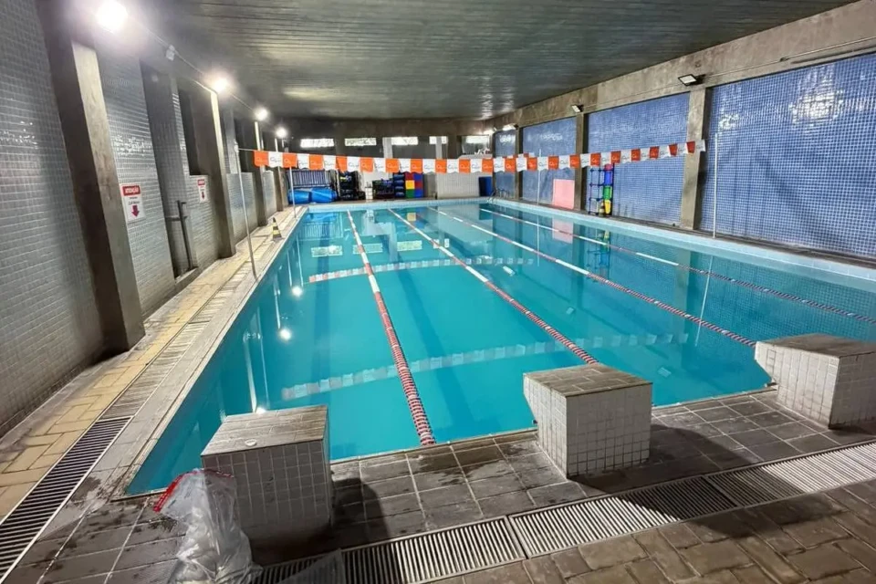 Morte em academia de SP: entenda riscos no uso de produtos para limpeza de piscinas Quantidade maior pode levar à formação de cloro gasoso