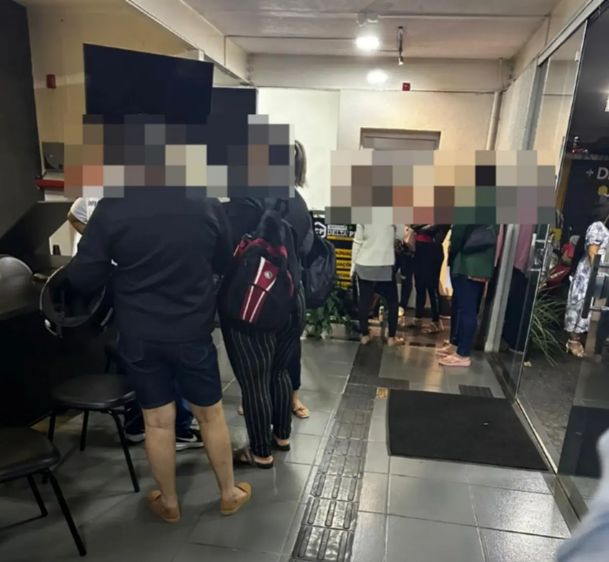 Alunos na recepção sem saber como irão continuar os cursos