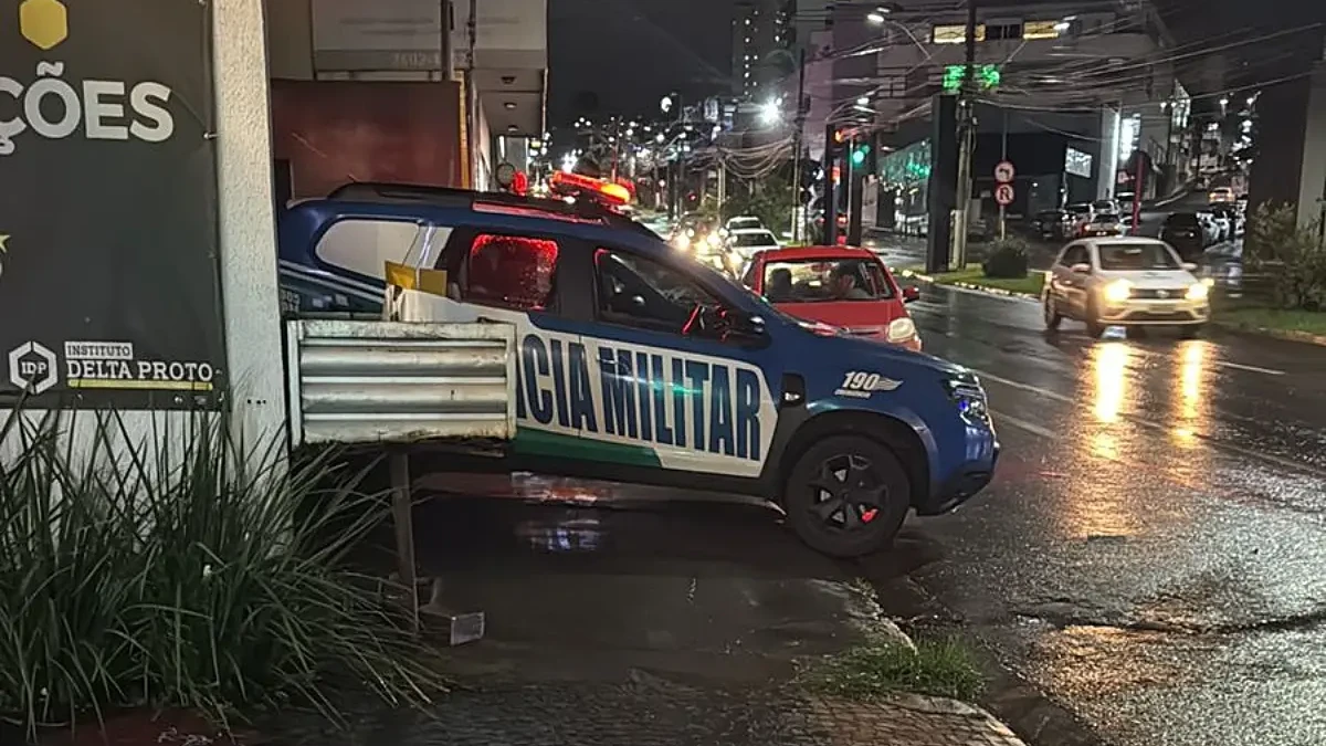 Imagem das viaturas em frente ao instituto