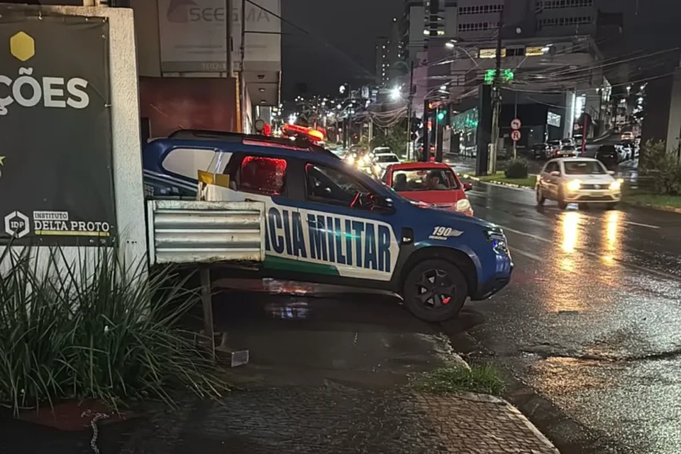 Imagem das viaturas em frente ao instituto