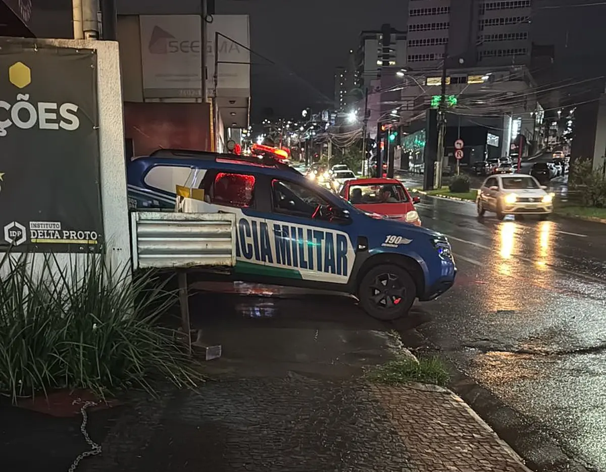 Imagem das viaturas em frente ao instituto