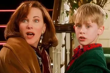 Causa da morte da atriz Catherine O'Hara, de 'Esqueceram de Mim', é revelada; confira Artista morreu no dia 30 de janeiro