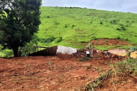 Pai, mãe e dois filhos morrem soterrados após rompimento de açude em MG Deslizamento de terra provocado pelo rompimento avançou sobre casa