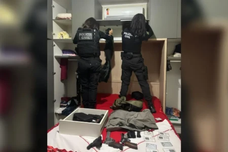 Armas e farda da PM são encontradas em buscas após homem ameaçar rituais de matriz africana em Goiânia