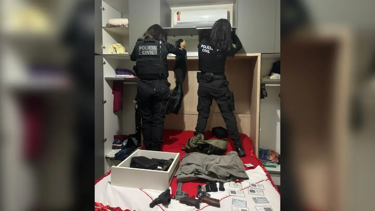 Armas e farda da PM são encontradas em buscas após homem ameaçar rituais de matriz africana em Goiânia