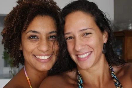 Justiça condena assassinos de Marielle a indenizar Mônica Benício, viúva da ex-vereadora Decisão prevê outras obrigações além da indenização