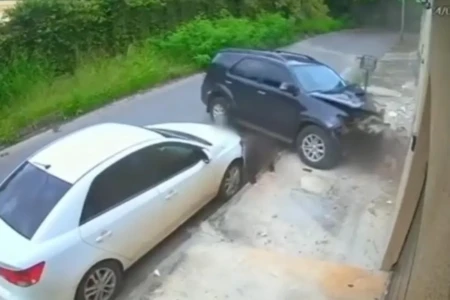 Adolescentes foram arremessados do carro - (Foto: reprodução)