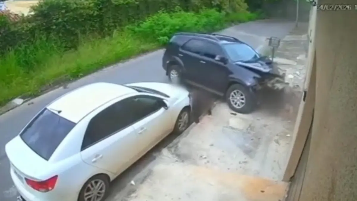 Adolescentes foram arremessados do carro - (Foto: reprodução)