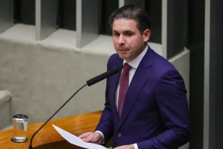 Decisão de Flávio Dino sobre penduricalhos foi "feliz", diz Hugo Motta