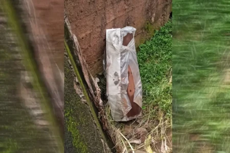 Vídeo mostra caixões em córrego após muro de funerária desabar em MG Defesa Civil aponta saturação do solo e proximidade com curso d’água
