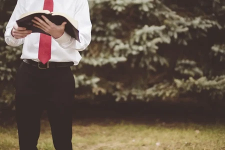 Pastor é condenado por litigância de má-fé ao processar igreja por vínculo empregatício em Goiás