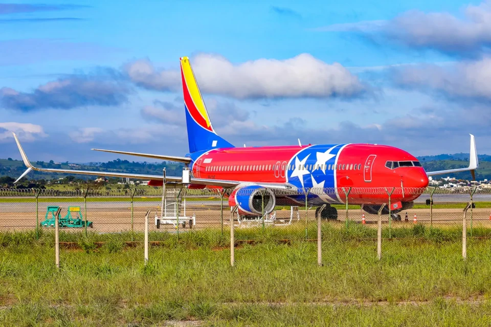 Avião com pintura especial do Tennessee pousa no Brasil e inicia operações nos próximos dias; veja foto Aeronave companhia aérea
