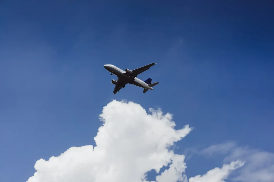 Avião atropela pessoa durante decolagem em aeroporto vídeo Indivíduo foi sugado por motor, que começou a pegar fogo em seguida