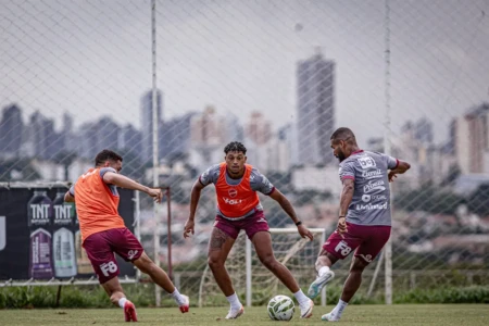 Jogadores do Vila Nova durante atividade no CT