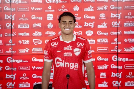 Nathan Camargo em apresentação no Vila Nova