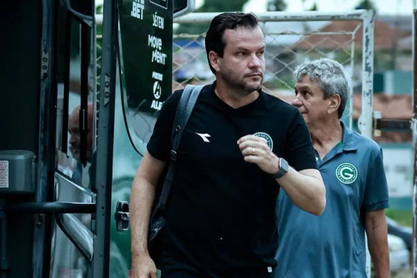 Daniel Paulista comenta atuação da arbitragem no duelo contra o Crac.