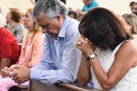 Imagem mostra governador e primeira-dama em momento de oração