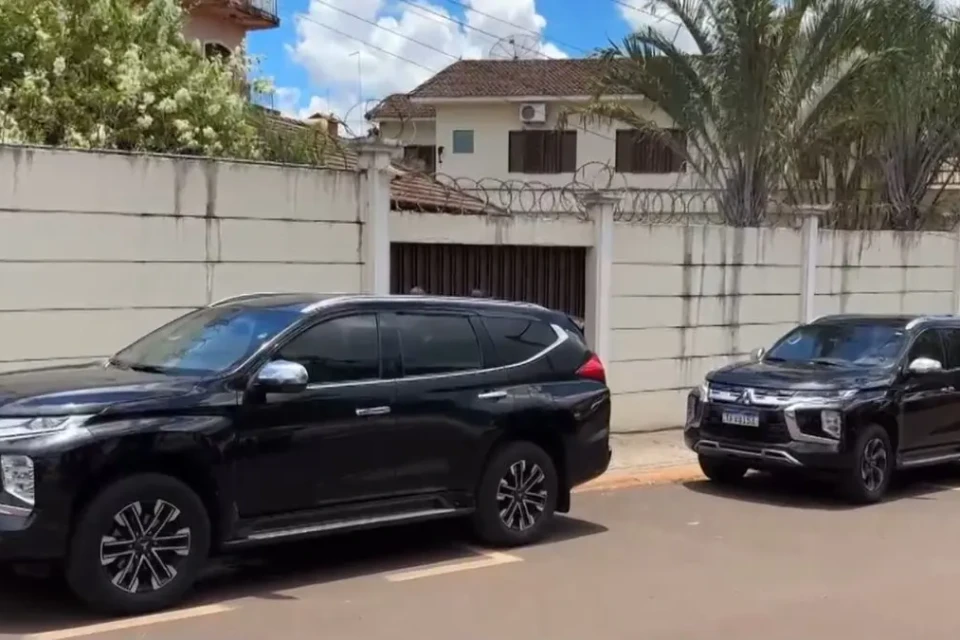 Imagem mostra fachada da casa do prefeito da cidade, onde velório acontece