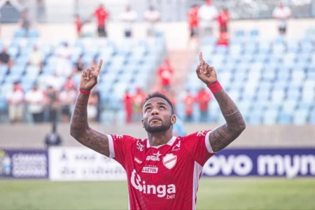 Rafa Silva comemora gol pelo Vila Nova