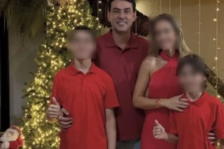 Secretário Thales Machado ao lado da esposa e dos filhos - (Foto: reprodução/redes sociais)