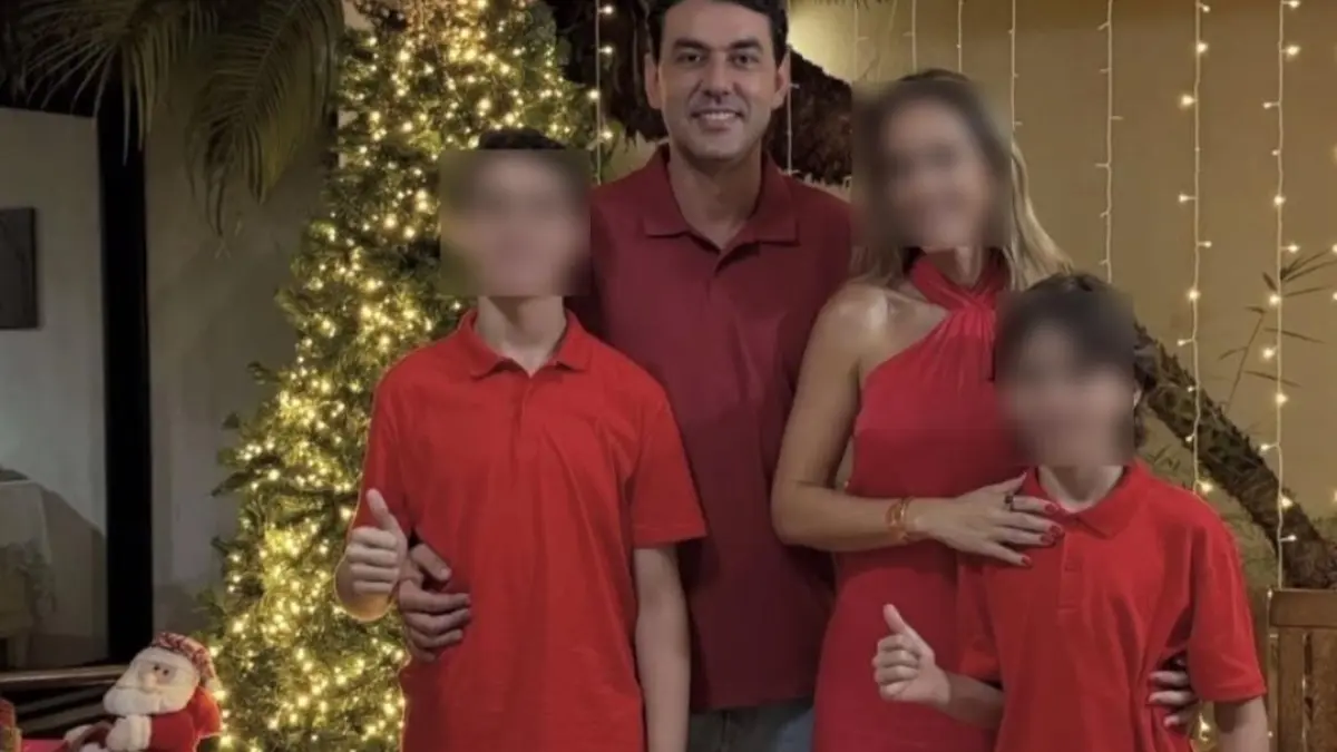 Secretário Thales Machado ao lado da esposa e dos filhos - (Foto: reprodução/redes sociais)