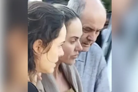 Vídeo: mãe de criança morta pelo pai em Itumbiara deixa velório do filho mais velho abraçada com o pai dela (Foto: Mais Goiás)