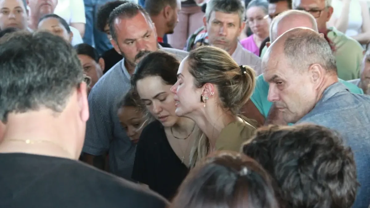 Sarah Araújo se despede do filho amparada pelo prefeito Dione Araújo (Foto: André Bragança)