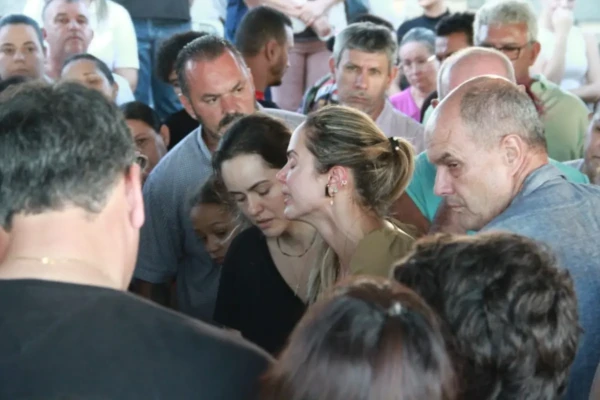 Sarah Araújo se despede do filho amparada pelo prefeito Dione Araújo (Foto: André Bragança)