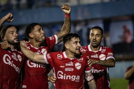 Jogadores do Vila Nova comemoram gol contra o Anápolis