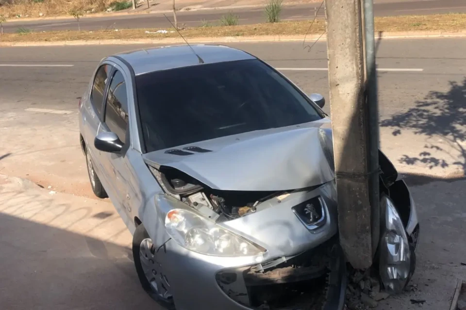 colisao x poste